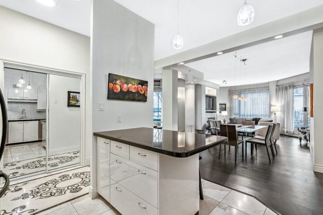 2 Bedroom Furnished Apartment in Downtown Calgary