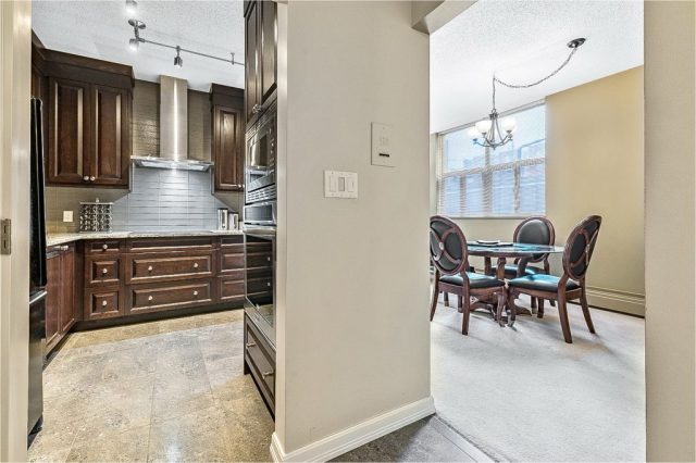 Short Term Rental with Dining Room Short Term Rental with Dining Room